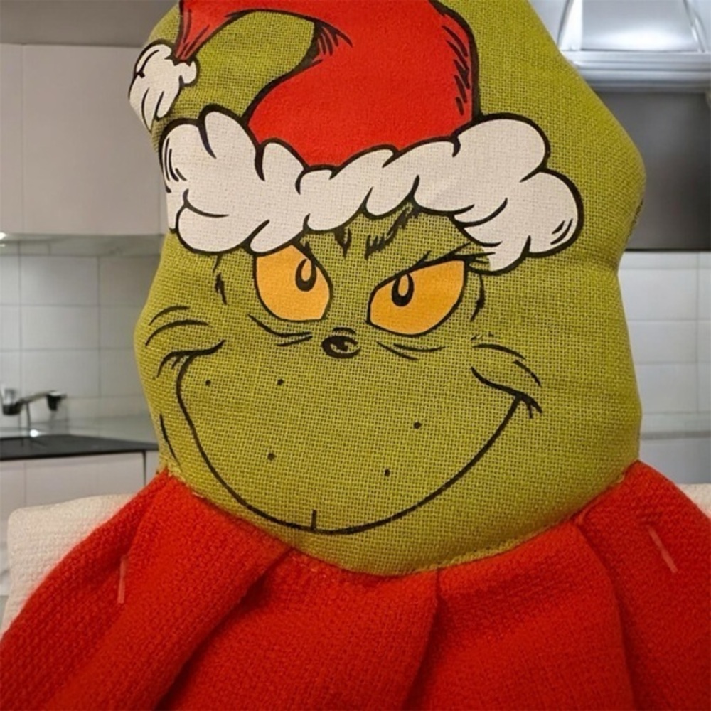 NWT Dr. Seuss The Grinch Novelty 2pc Kitchen Towel Set - Red and Green